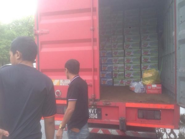 sumbangan dari syarikat Wing Food untuk orang kampung